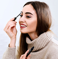 Fyrirsæta í beige rúllukragapeysu með Nanobrow augabrúnaserumi