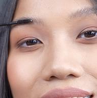 Asísk fyrirsæta notar Shape Mascara