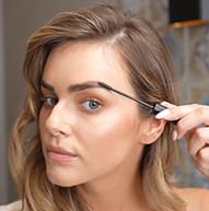 Fyrirsæta notar Shape Mascara