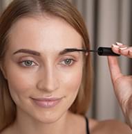 Fyrirsæta með þykkar augabrúnir notar Shape Mascara