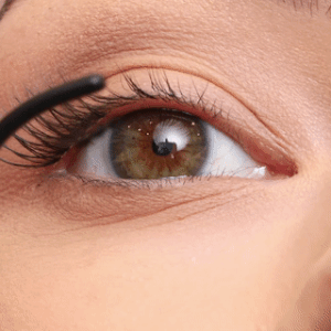 Nærmynd af fyrirsætu sem setur á klasaaugnhár