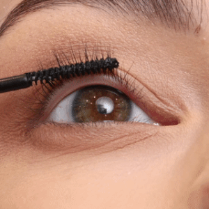 Nærmynd af fyrirsætu sem setur á bonder