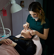 Augabrúnahreinsun með því að nota Hydrogel augnplástra