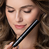 Kona með lokuð augu heldur á Nanolash Length & Curl maskara