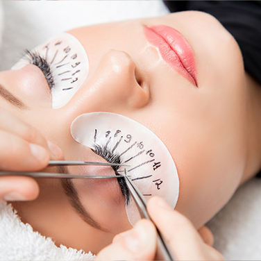 Lashes applied, a pad with lenghts displayed is used